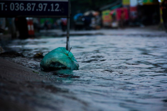 Đường Sài Gòn biến thành sông sau 30 phút mưa lớn, người té nhào, người hì hục đẩy xe chết máy  - Ảnh 17.