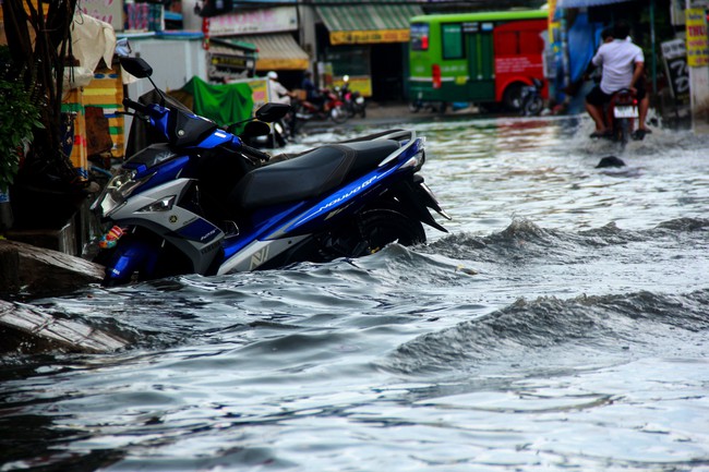 Đường Sài Gòn biến thành sông sau 30 phút mưa lớn, người té nhào, người hì hục đẩy xe chết máy  - Ảnh 4.