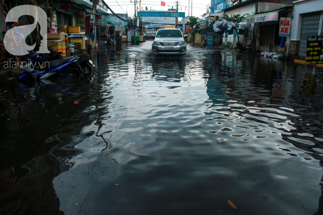 Đường Sài Gòn biến thành sông sau 30 phút mưa lớn, người té nhào, người hì hục đẩy xe chết máy  - Ảnh 5.