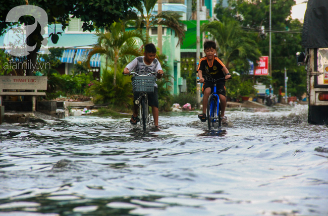 Đường Sài Gòn biến thành sông sau 30 phút mưa lớn, người té nhào, người hì hục đẩy xe chết máy  - Ảnh 6.