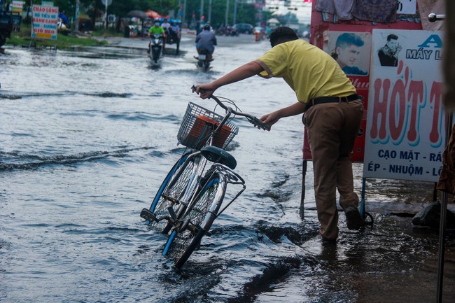 Đường Sài Gòn biến thành sông sau 30 phút mưa lớn, người té nhào, người hì hục đẩy xe chết máy  - Ảnh 16.