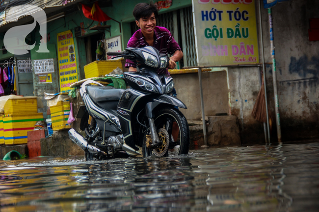 Đường Sài Gòn biến thành sông sau 30 phút mưa lớn, người té nhào, người hì hục đẩy xe chết máy  - Ảnh 10.