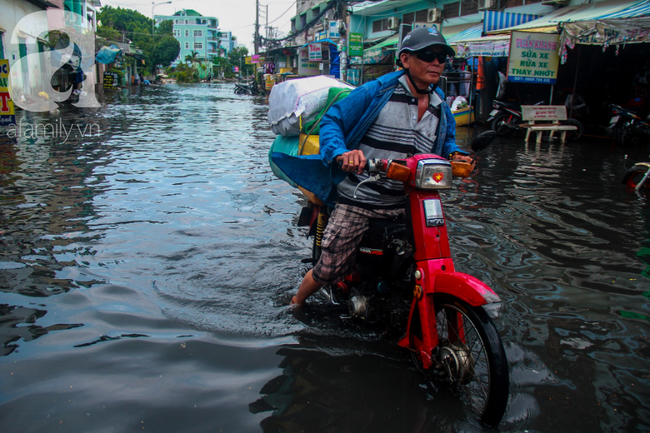 Đường Sài Gòn biến thành sông sau 30 phút mưa lớn, người té nhào, người hì hục đẩy xe chết máy  - Ảnh 11.