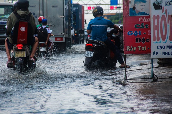 Đường Sài Gòn biến thành sông sau 30 phút mưa lớn, người té nhào, người hì hục đẩy xe chết máy  - Ảnh 15.