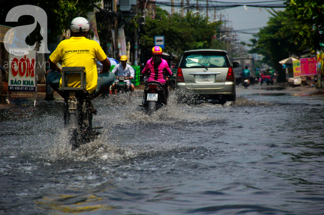 Đường Sài Gòn biến thành sông sau 30 phút mưa lớn, người té nhào, người hì hục đẩy xe chết máy  - Ảnh 13.