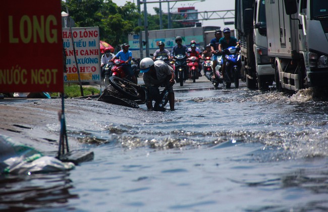 Đường Sài Gòn biến thành sông sau 30 phút mưa lớn, người té nhào, người hì hục đẩy xe chết máy  - Ảnh 14.