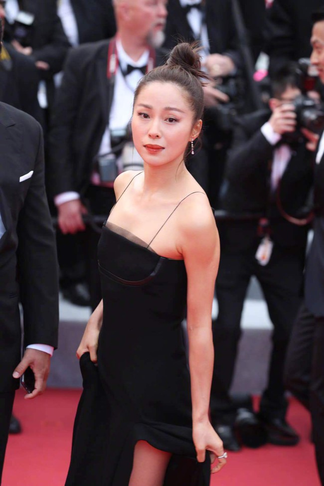 Đệ nhất mỹ nữ Bắc Kinh Cảnh Điềm khoe ngực đầy vẫn bị chê quê mùa, Lý Vũ Xuân khiến ai cũng trầm trồ vì bộ trang phục lông chim kết hợp vảy cá tại Cannes 2019 - Ảnh 12.