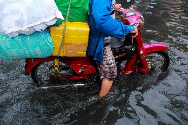 Đường Sài Gòn biến thành sông sau 30 phút mưa lớn, người té nhào, người hì hục đẩy xe chết máy  - Ảnh 9.