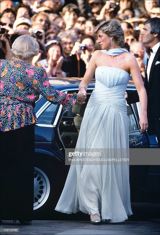 Dù đã hơn 30 năm nhưng chiếc đầm tuyệt đẹp của công nương Diana và khoảnh khắc “tình tứ” với chồng tại Cannes vẫn thật khó quên - Ảnh 3.