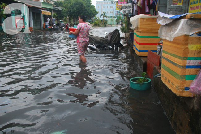 Đường Sài Gòn biến thành sông sau 30 phút mưa lớn, người té nhào, người hì hục đẩy xe chết máy  - Ảnh 7.