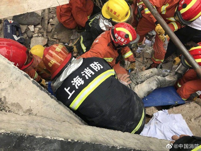 Nóng: Sập đại lý Mercedes-Benz ở Trung Quốc, nhiều người bị chôn vùi trong đống đổ nát - Ảnh 2.