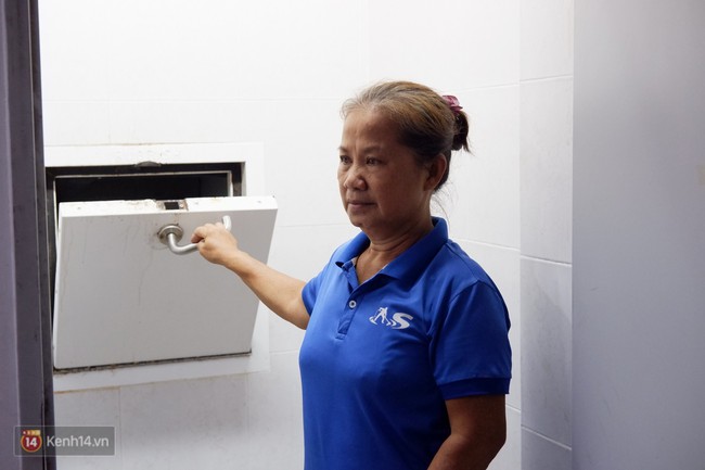 Nhặt được 7.400 USD trong bao rác, hai mẹ con lao công ở Sài Gòn trả lại cho khách Tây: Em muốn sống bằng chính đồng tiền mình tạo ra - Ảnh 2. Nhặt được 7.400 USD trong bao rác, hai mẹ con lao công ở Sài Gòn trả lại cho khách Tây: Em muốn sống bằng chính đồng tiền mình tạo ra - Ảnh 2.