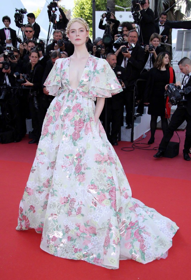 Elle Fanning thành tiên nữ đẹp hơn hoa tại Cannes, nhưng netizen xứ Trung lại chỉ nhớ đến “hoa tiên tử” Phạm Băng Băng ngày nào - Ảnh 4.