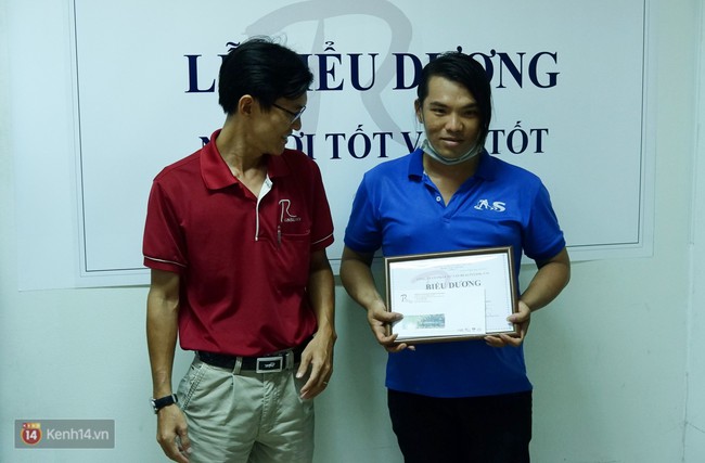 Nhặt được 7.400 USD trong bao rác, hai mẹ con lao công ở Sài Gòn trả lại cho khách Tây: Em muốn sống bằng chính đồng tiền mình tạo ra - Ảnh 5. Nhặt được 7.400 USD trong bao rác, hai mẹ con lao công ở Sài Gòn trả lại cho khách Tây: Em muốn sống bằng chính đồng tiền mình tạo ra - Ảnh 5.