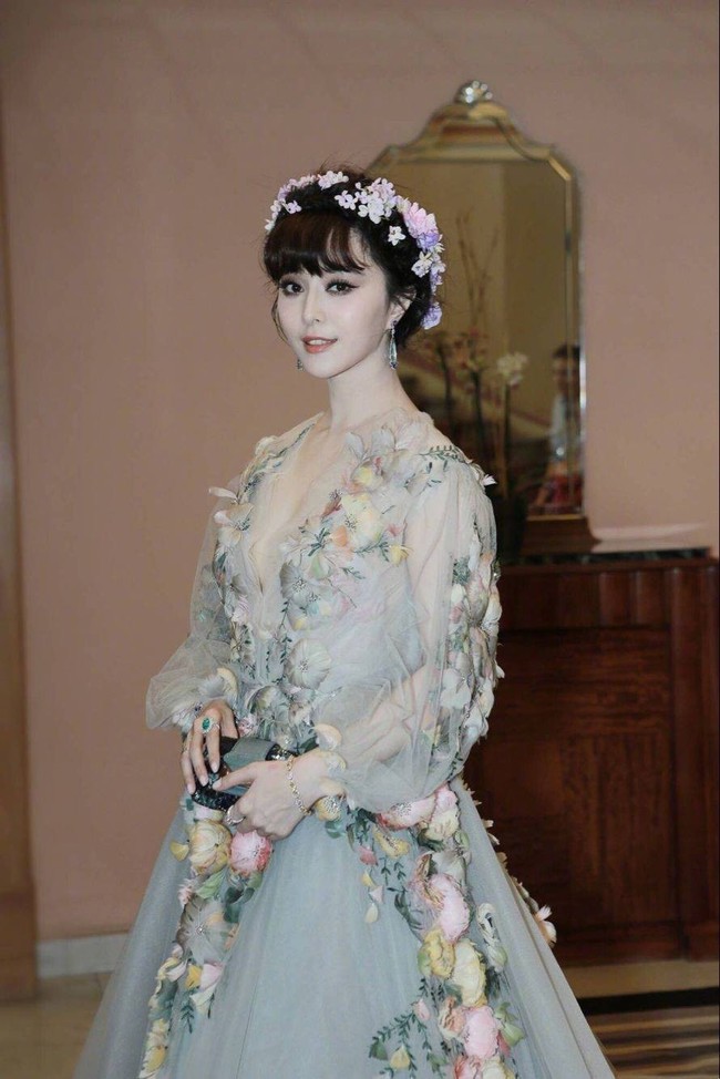 Elle Fanning thành tiên nữ đẹp hơn hoa tại Cannes, nhưng netizen xứ Trung lại chỉ nhớ đến “hoa tiên tử” Phạm Băng Băng ngày nào - Ảnh 9.