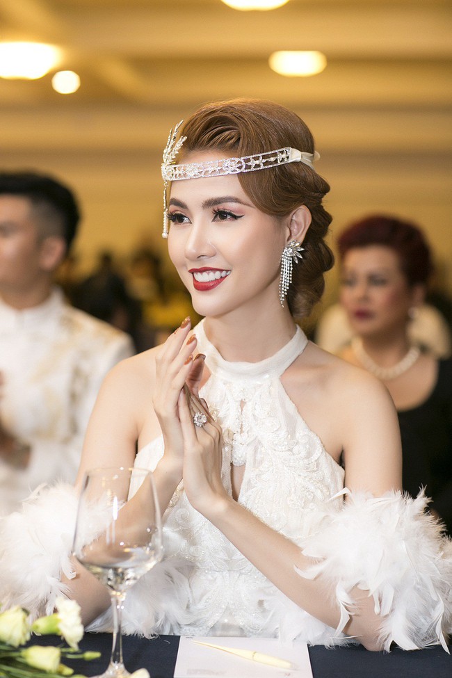 Phan Thị Mơ đeo nhẫn 5,5 tỷ đồng, Phương Khánh o ép vòng eo 54cm khiến ai cũng trầm trồ - Ảnh 5. Phan Thị Mơ đeo nhẫn 5,5 tỷ đồng, Phương Khánh o ép vòng eo 54cm khiến ai cũng trầm trồ - Ảnh 5.