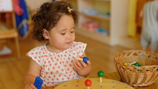 Giáo viên Montessori gợi ý số lượng đồ chơi mà 1 đứa trẻ thực sự cần, mẹ tránh mua quá nhiều gây lãng phí - Ảnh 1.