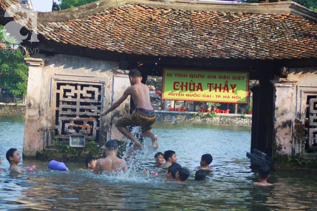 Hà Nội: Nóng gay gắt hơn 40 độ C, trẻ nhỏ kéo nhau đi bơi ở di tích quốc gia đặc biệt - Ảnh 1.