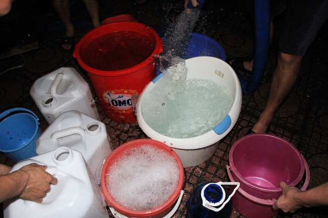 Hà Nội: Giữa đợt nắng nóng đỉnh điểm, 200 hộ dân chung cư nhốn nháo vì mất nước sinh hoạt - Ảnh 11.