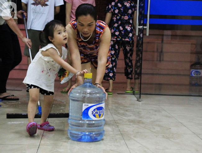 Hà Nội: Giữa đợt nắng nóng đỉnh điểm, 200 hộ dân chung cư nhốn nháo vì mất nước sinh hoạt - Ảnh 1.