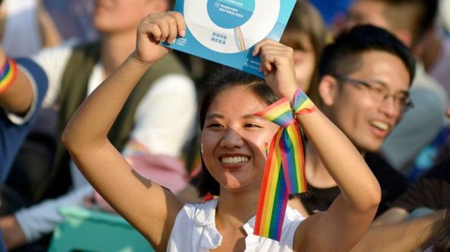 Đài Loan chính thức thông qua luật cho người đồng giới kết hôn, trở thành nơi đầu tiên ở châu Á hợp pháp hóa hôn nhân đồng tính - Ảnh 1.