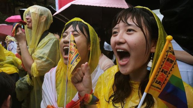 Đài Loan chính thức thông qua luật cho người đồng giới kết hôn, trở thành nơi đầu tiên ở châu Á hợp pháp hóa hôn nhân đồng tính - Ảnh 2.