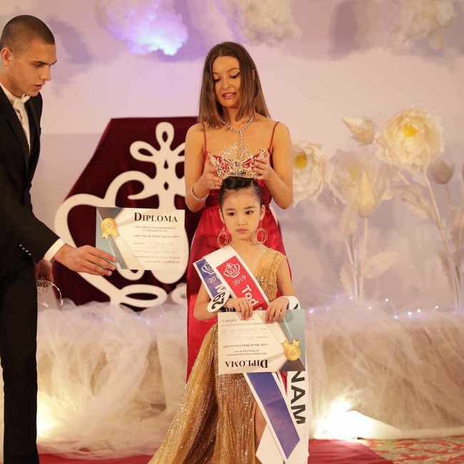 Hoa hậu hoàn vũ nhí 2019 được đón bằng xe sang dát vàng khi trở về Việt Nam - Ảnh 8.