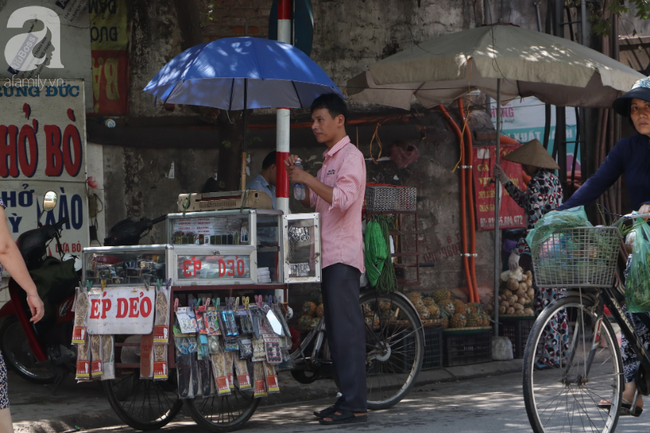 Chùm ảnh: Người Hà Nội vật vã di chuyển giữa trời nóng như lửa đốt, có nơi lên tới hơn 40 độ C - Ảnh 17.