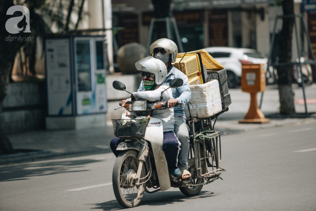 Nắng nóng hơn 40 độ tràn về, Hà Nội hầm hập như chảo lửa, người dân hóa thân thành đủ kiểu ninja - Ảnh 25.