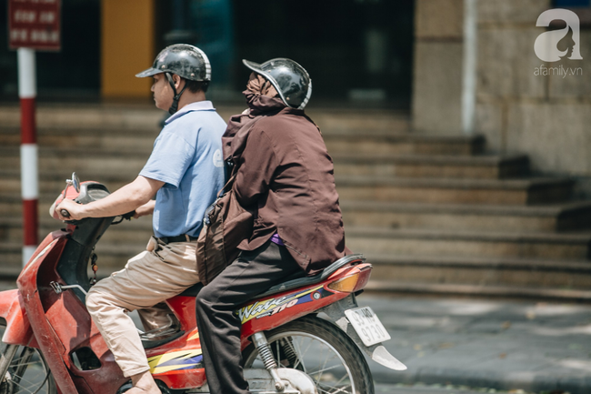 Nắng nóng hơn 40 độ tràn về, Hà Nội hầm hập như chảo lửa, người dân hóa thân thành đủ kiểu ninja - Ảnh 24.