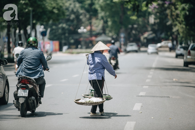 Nắng nóng hơn 40 độ tràn về, Hà Nội hầm hập như chảo lửa, người dân hóa thân thành đủ kiểu ninja - Ảnh 22.