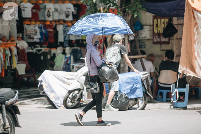 Nắng nóng hơn 40 độ tràn về, Hà Nội hầm hập như chảo lửa, người dân hóa thân thành đủ kiểu ninja - Ảnh 20.