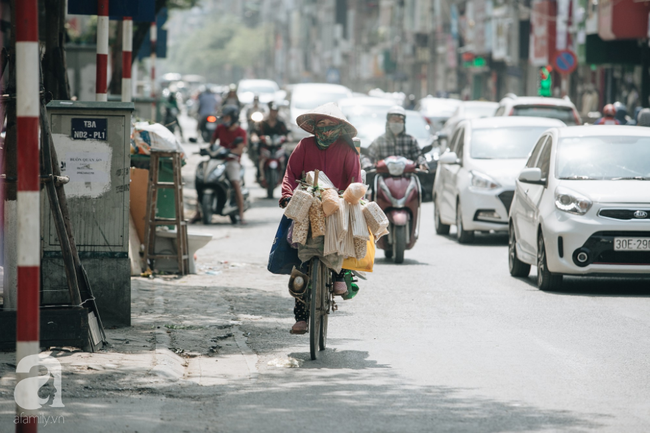 Nắng nóng hơn 40 độ tràn về, Hà Nội hầm hập như chảo lửa, người dân hóa thân thành đủ kiểu ninja - Ảnh 10.