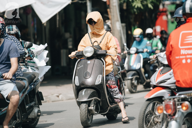 Nắng nóng hơn 40 độ tràn về, Hà Nội hầm hập như chảo lửa, người dân hóa thân thành đủ kiểu ninja - Ảnh 1.