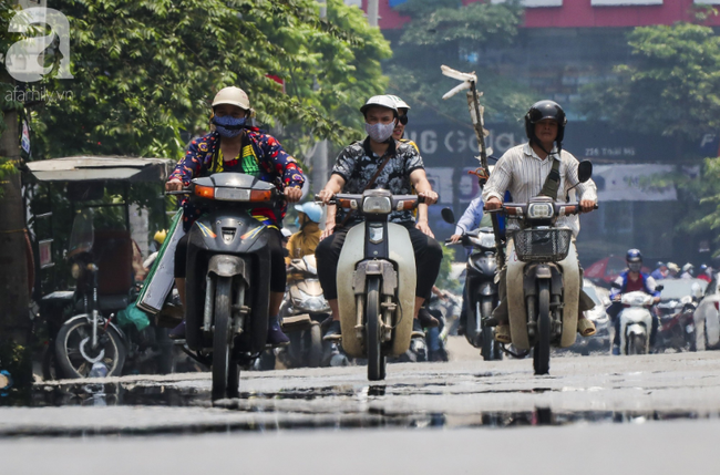 Chùm ảnh: Người Hà Nội vật vã di chuyển giữa trời nóng như lửa đốt, có nơi lên tới hơn 40 độ C - Ảnh 15.