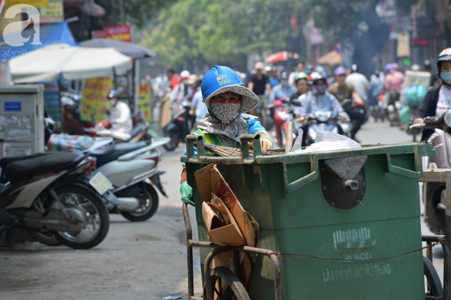 Chùm ảnh: Người Hà Nội vật vã di chuyển giữa trời nóng như lửa đốt, có nơi lên tới hơn 40 độ C - Ảnh 18.