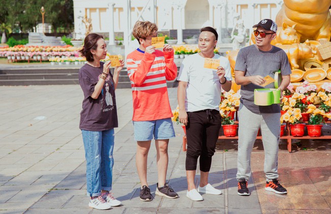 Thu Trang nên lo lắng từ bây giờ, Anh Tú dám công khai hôn Tiến Luật thế này - Ảnh 3.