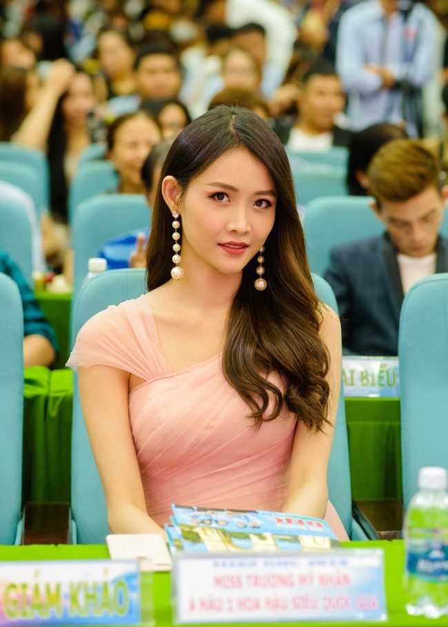 Á hậu Trương Mỹ Nhân xinh đẹp tựa công chúa đi chấm thi nhan sắc - Ảnh 5.