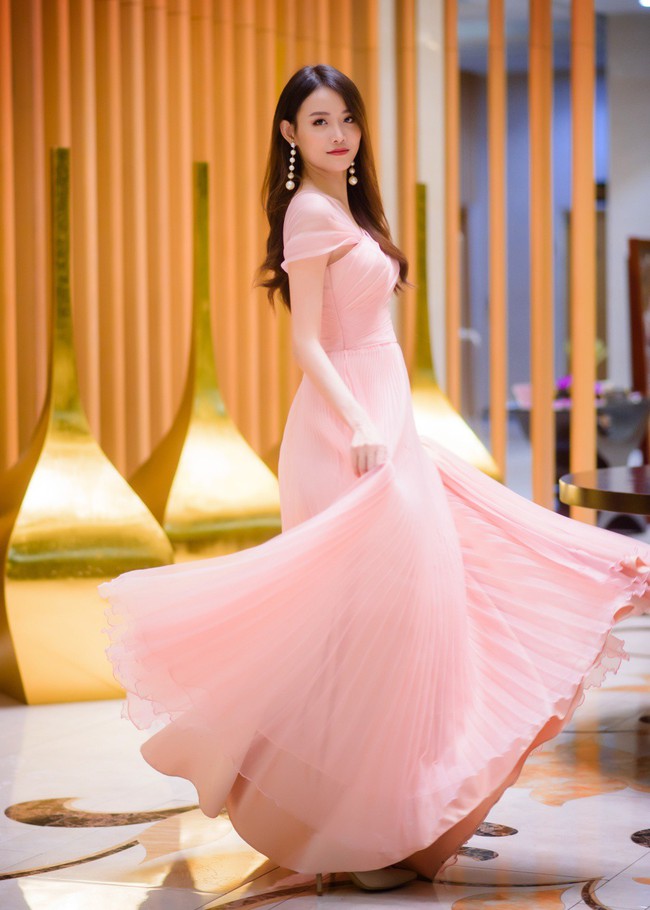 Á hậu Trương Mỹ Nhân xinh đẹp tựa công chúa đi chấm thi nhan sắc - Ảnh 1.