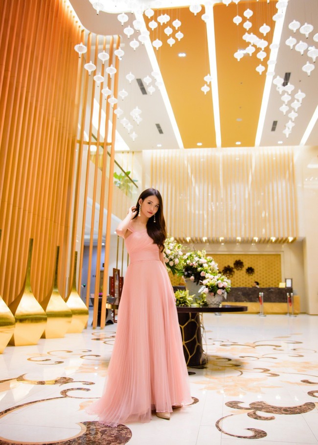Á hậu Trương Mỹ Nhân xinh đẹp tựa công chúa đi chấm thi nhan sắc - Ảnh 3.