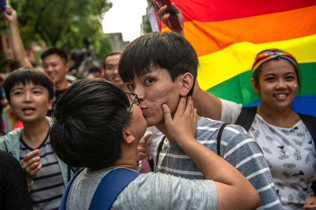 Chùm ảnh: Hàng trăm người vỡ òa cảm xúc khi Đài Loan hợp pháp hóa hôn nhân đồng giới, một lần nữa tình yêu lại giành chiến thắng - Ảnh 2.
