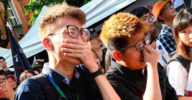 Chùm ảnh: Hàng trăm người vỡ òa cảm xúc khi Đài Loan hợp pháp hóa hôn nhân đồng giới, một lần nữa tình yêu lại giành chiến thắng - Ảnh 11.