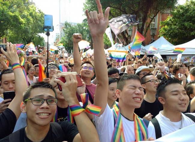 Chùm ảnh: Hàng trăm người vỡ òa cảm xúc khi Đài Loan hợp pháp hóa hôn nhân đồng giới, một lần nữa tình yêu lại giành chiến thắng - Ảnh 12.