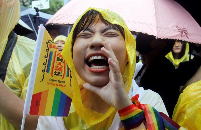 Chùm ảnh: Hàng trăm người vỡ òa cảm xúc khi Đài Loan hợp pháp hóa hôn nhân đồng giới, một lần nữa tình yêu lại giành chiến thắng - Ảnh 13.