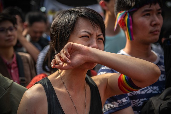 Chùm ảnh: Hàng trăm người vỡ òa cảm xúc khi Đài Loan hợp pháp hóa hôn nhân đồng giới, một lần nữa tình yêu lại giành chiến thắng - Ảnh 16.