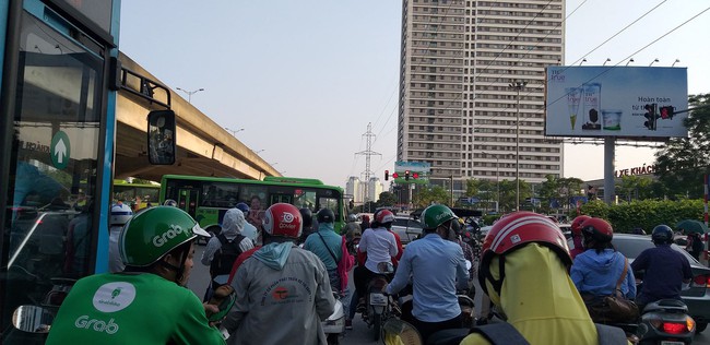 Cảnh báo: Nắng nóng đỉnh điểm, tia tử ngoại (UV) cực nguy hiểm đối với người đi đường - Ảnh 2. Cảnh báo: Nắng nóng đỉnh điểm, tia tử ngoại (UV) cực nguy hiểm đối với người đi đường - Ảnh 2.