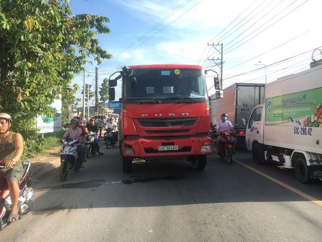 Nam thợ hồ đi xe máy bị xe container cán qua đầu, chết thương tâm ngày cuối tuần - Ảnh 2.