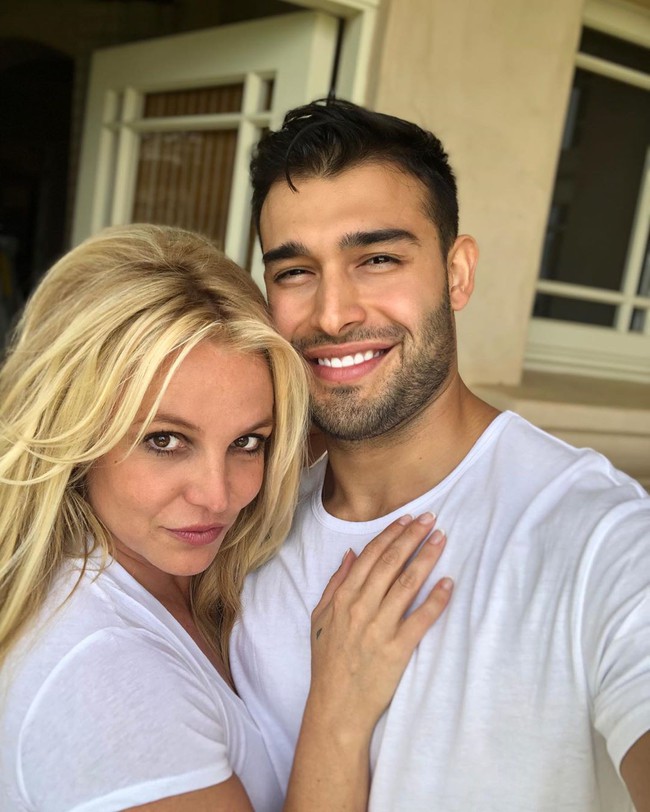 Lần đầu lộ diện sau tin đồn giải nghệ, Britney Spears lộ biểu cảm đáng chú ý bên bạn trai kém tận 12 tuổi - Ảnh 2. Lần đầu lộ diện sau tin đồn giải nghệ, Britney Spears lộ biểu cảm đáng chú ý bên bạn trai kém tận 12 tuổi - Ảnh 2.