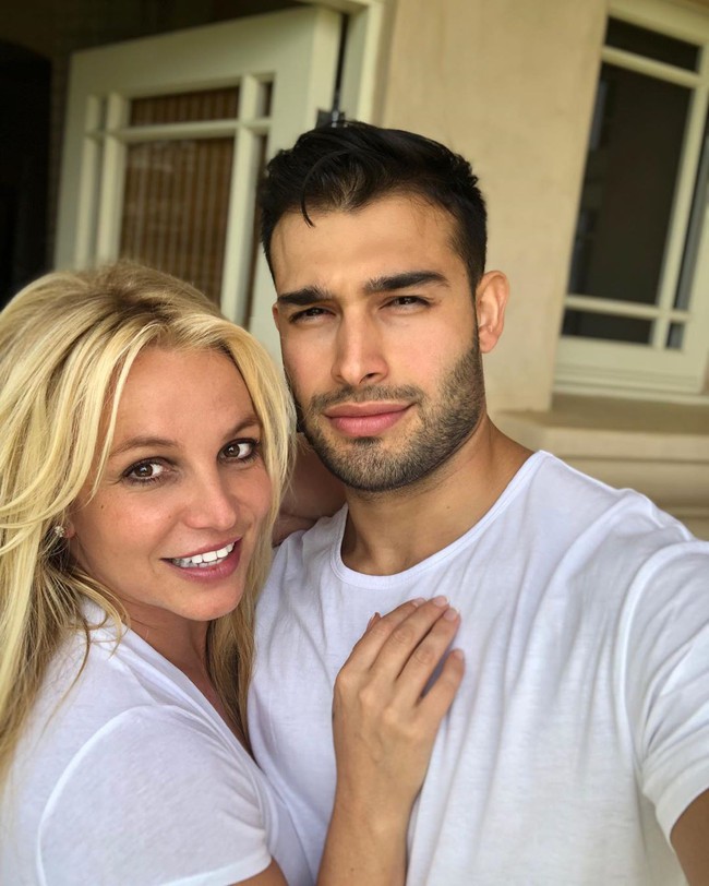 Lần đầu lộ diện sau tin đồn giải nghệ, Britney Spears lộ biểu cảm đáng chú ý bên bạn trai kém tận 12 tuổi - Ảnh 3. Lần đầu lộ diện sau tin đồn giải nghệ, Britney Spears lộ biểu cảm đáng chú ý bên bạn trai kém tận 12 tuổi - Ảnh 3.