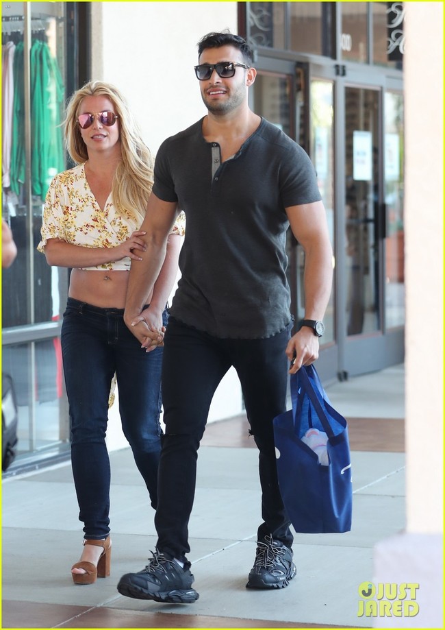 Lần đầu lộ diện sau tin đồn giải nghệ, Britney Spears lộ biểu cảm đáng chú ý bên bạn trai kém tận 12 tuổi - Ảnh 5. Lần đầu lộ diện sau tin đồn giải nghệ, Britney Spears lộ biểu cảm đáng chú ý bên bạn trai kém tận 12 tuổi - Ảnh 5.